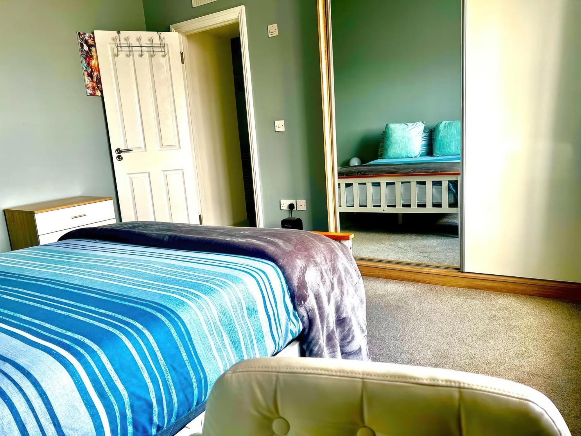 Lovely 2 Bed 2 Bath Flat With Free Parking *