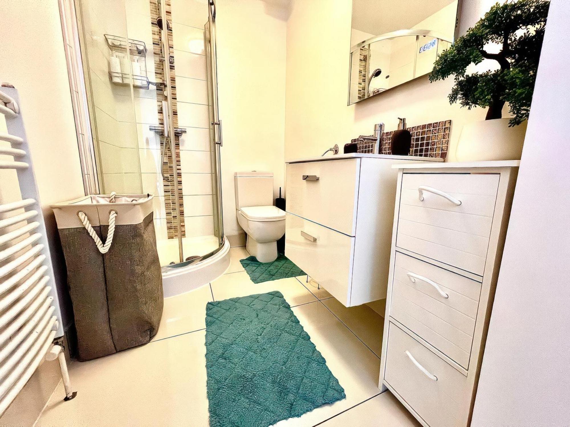 Lovely 2 Bed 2 Bath Flat With Free Parking Poole