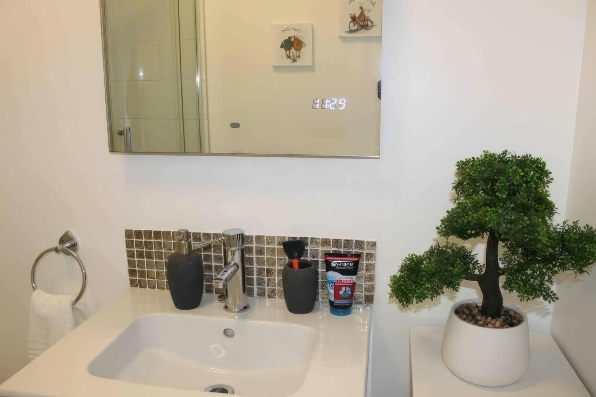 Lovely 2 Bed 2 Bath Flat With Free Parking Poole