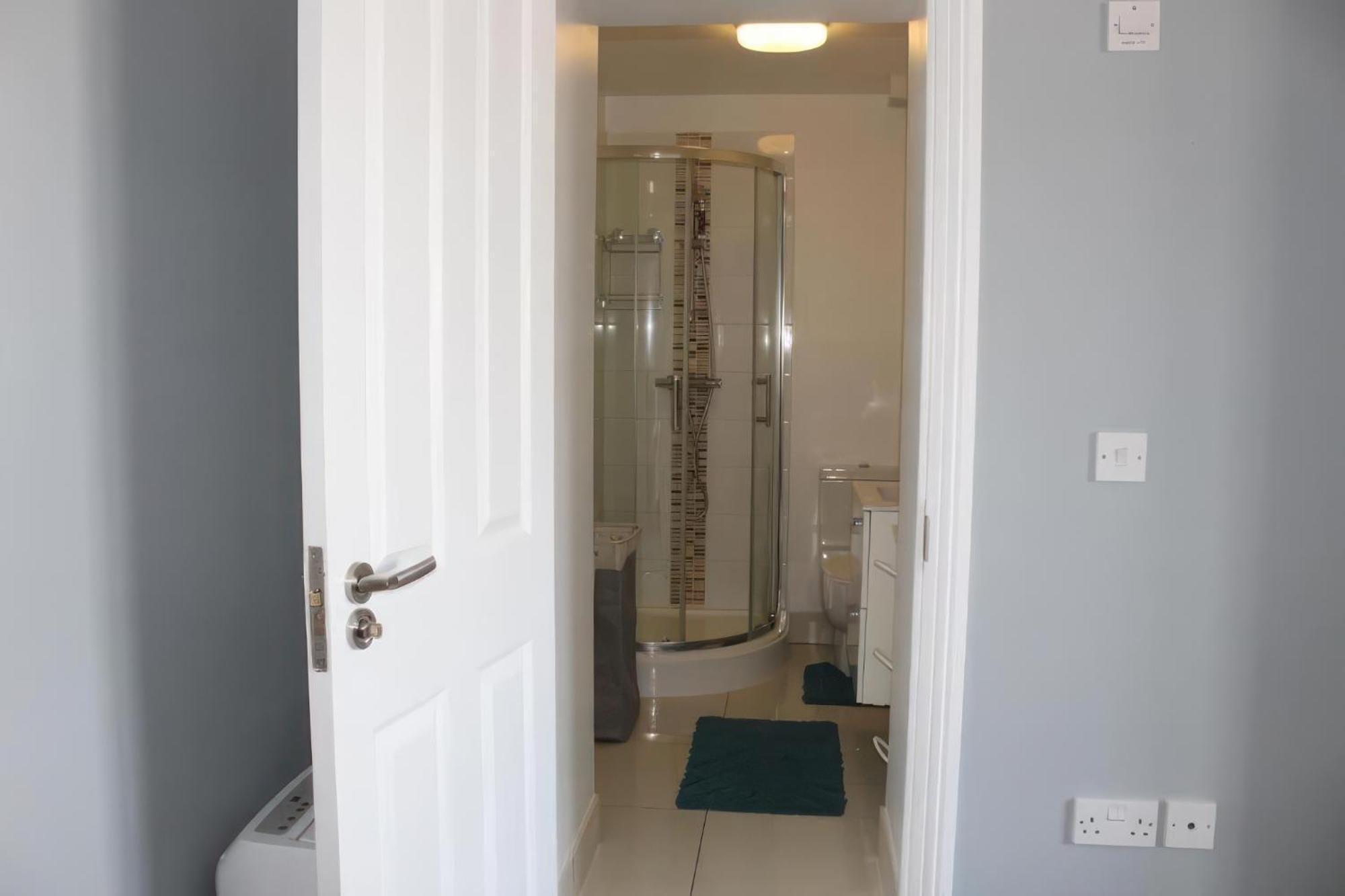 Lovely 2 Bed 2 Bath Flat With Free Parking Apartment