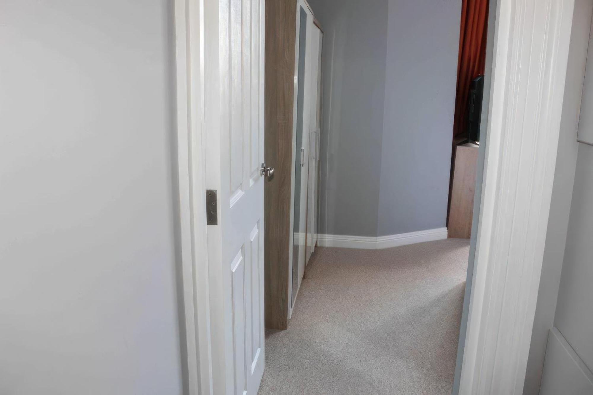 Lovely 2 Bed 2 Bath Flat With Free Parking