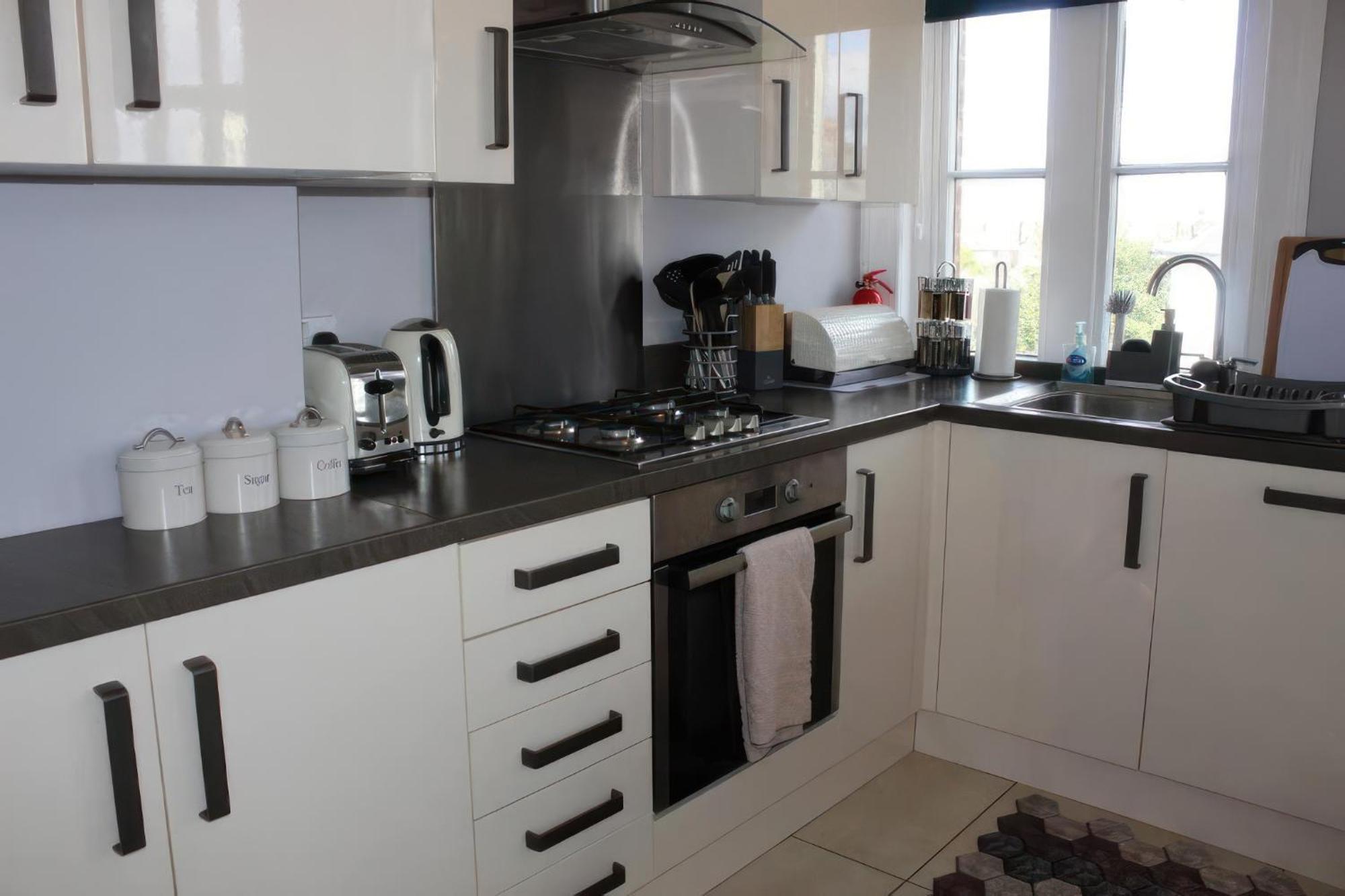 Lovely 2 Bed 2 Bath Flat With Free Parking * Poole