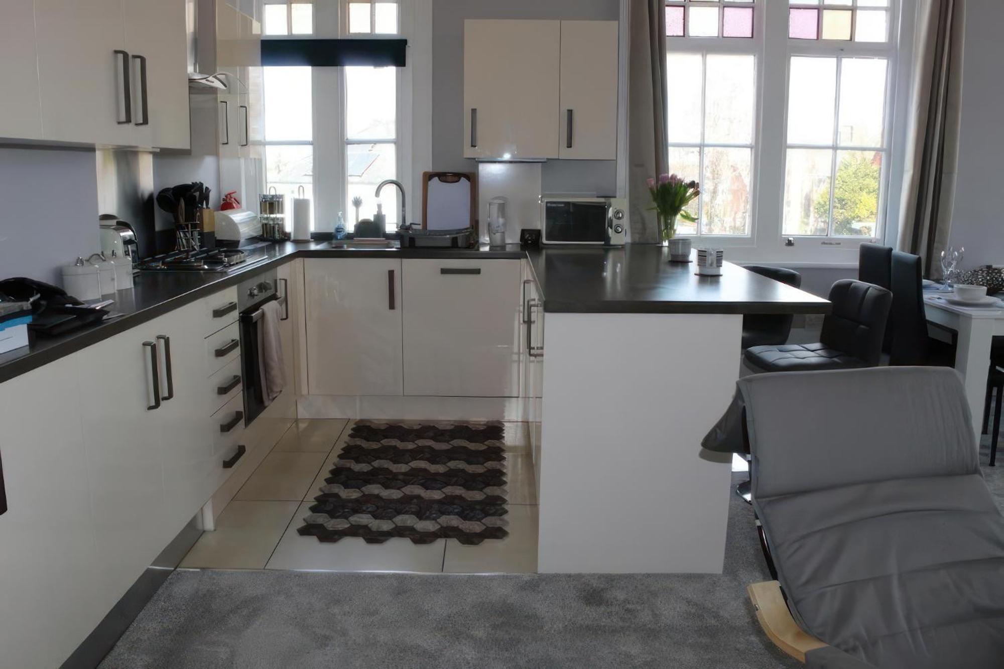 Lovely 2 Bed 2 Bath Flat With Free Parking Apartment *