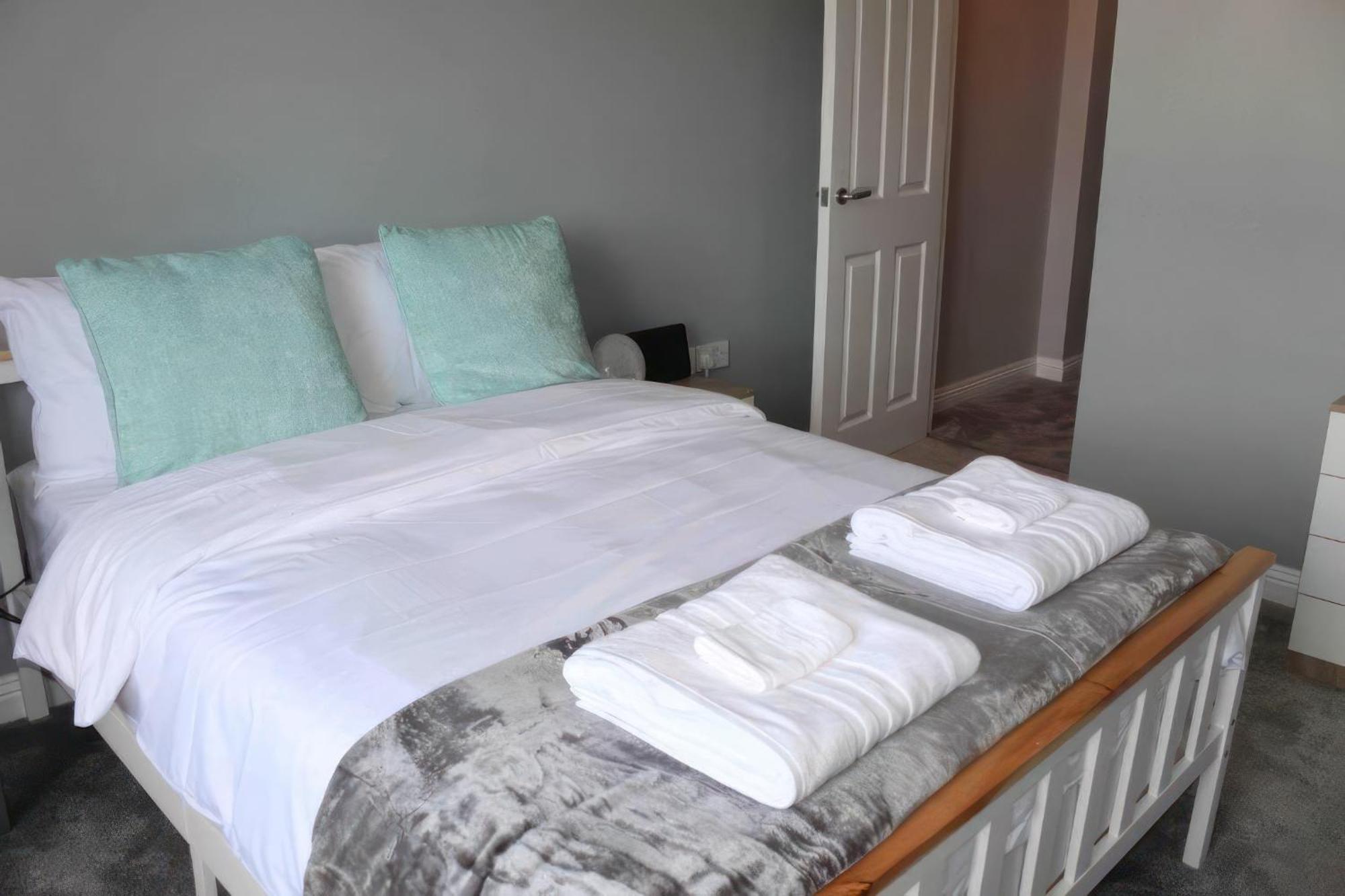 Lovely 2 Bed 2 Bath Flat With Free Parking Apartment