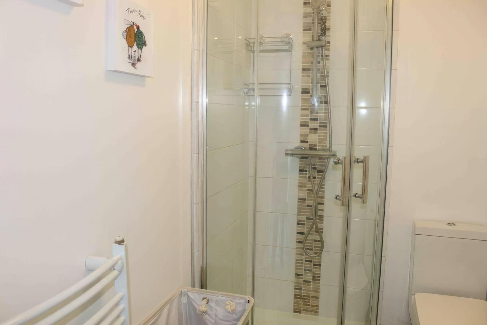 Lovely 2 Bed 2 Bath Flat With Free Parking