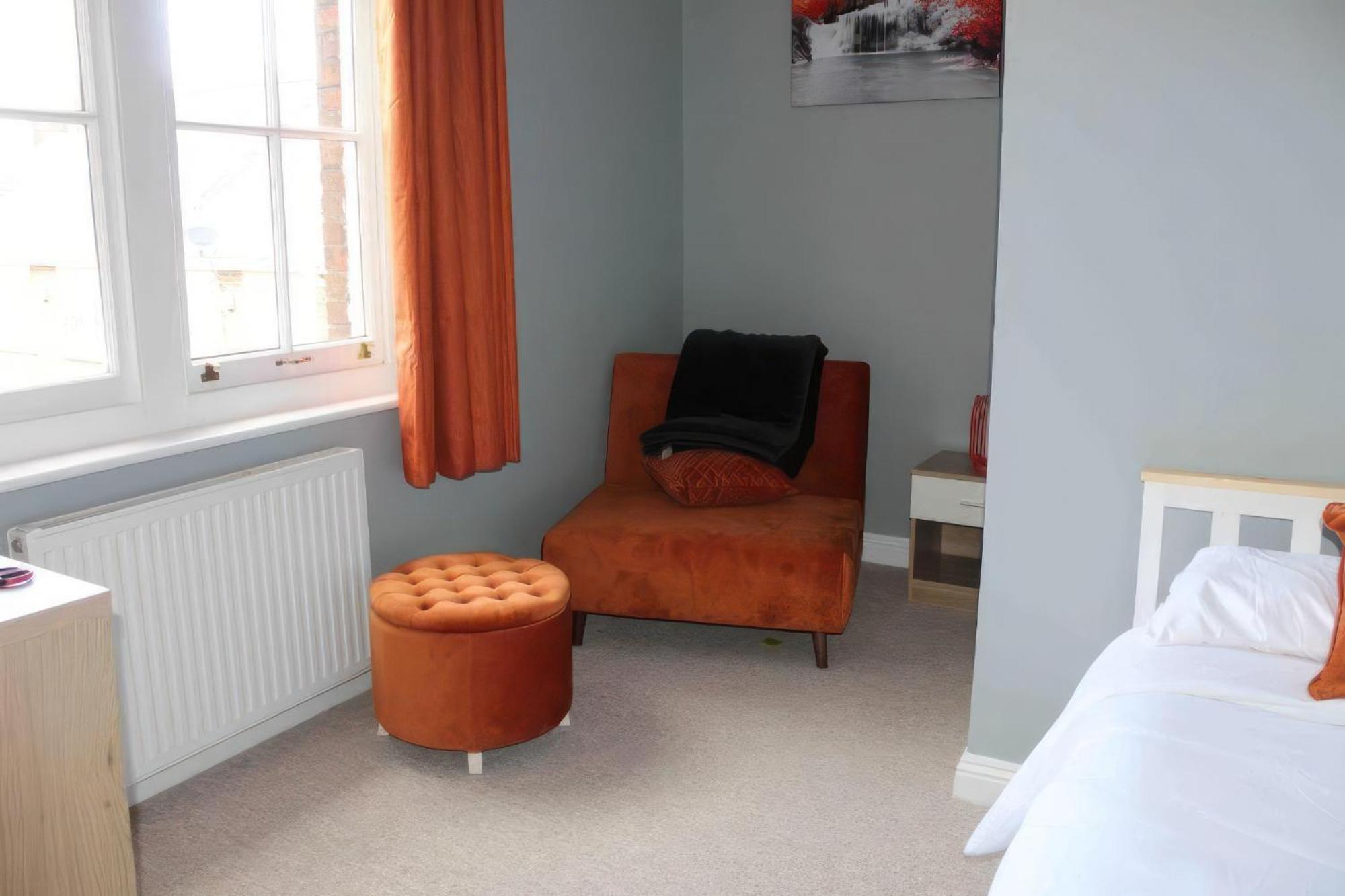 Lovely 2 Bed 2 Bath Flat With Free Parking Poole