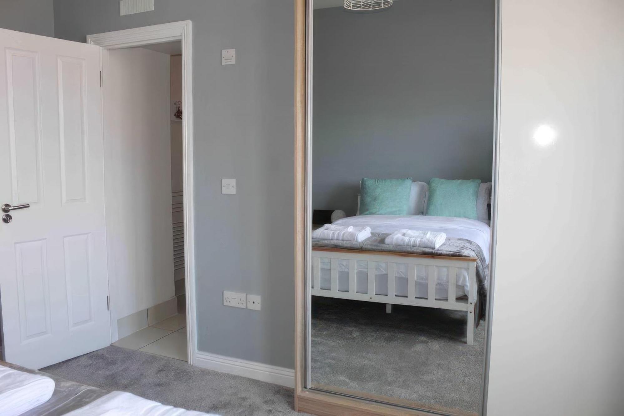 Lovely 2 Bed 2 Bath Flat With Free Parking *