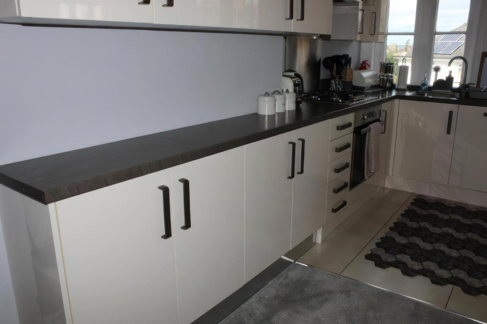 Lovely 2 Bed 2 Bath Flat With Free Parking Apartment *