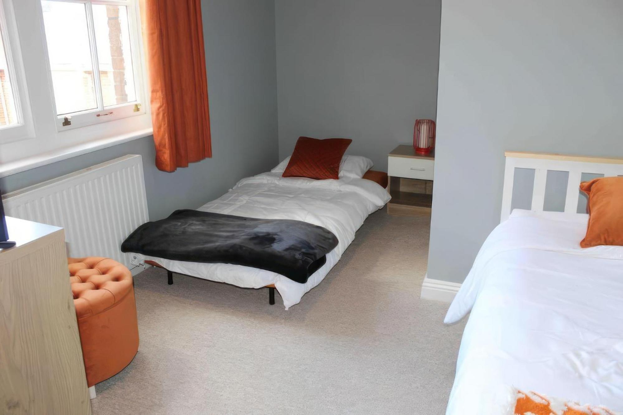 Lovely 2 Bed 2 Bath Flat With Free Parking Apartment *