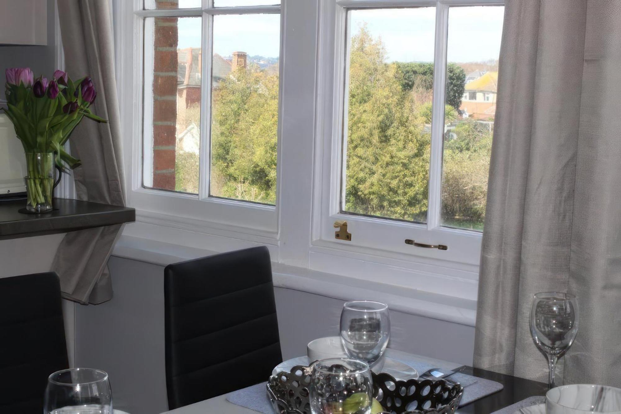 Lovely 2 Bed 2 Bath Flat With Free Parking Apartment *
