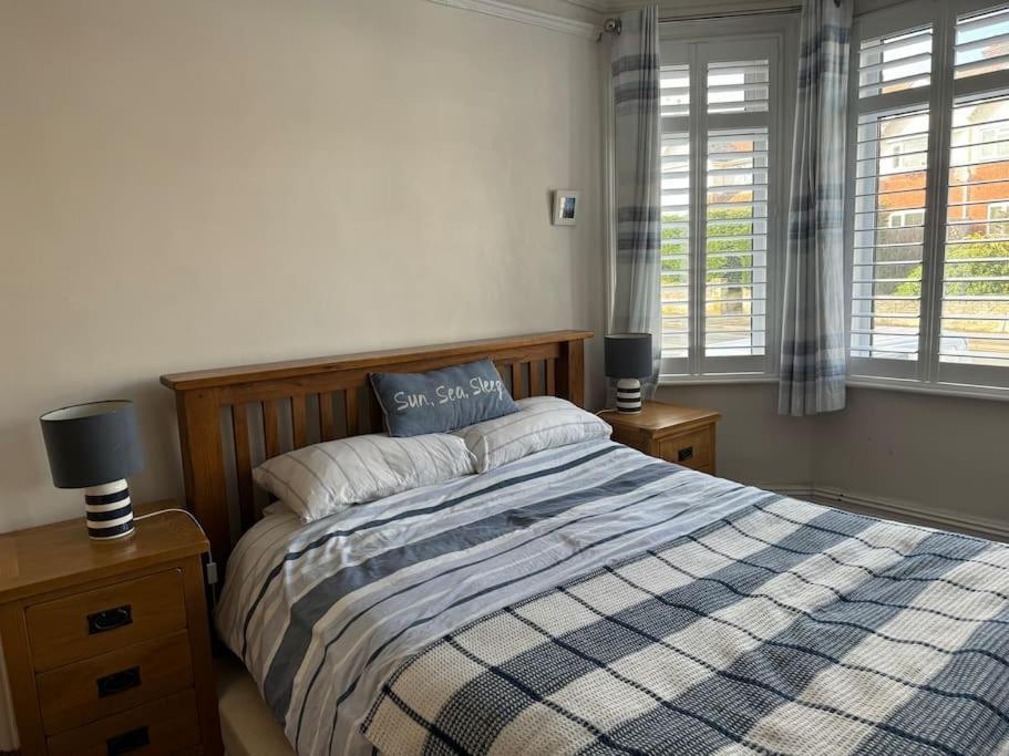 Spacious 5 Large Bedroom Victorian House - 2 Miles