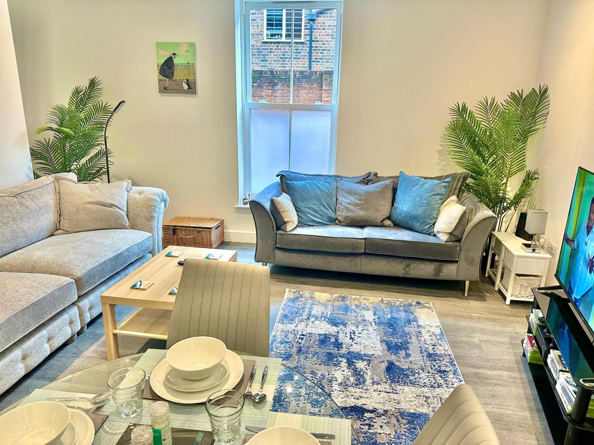 Apartment Contemporary Charm By The Quay With Garden *