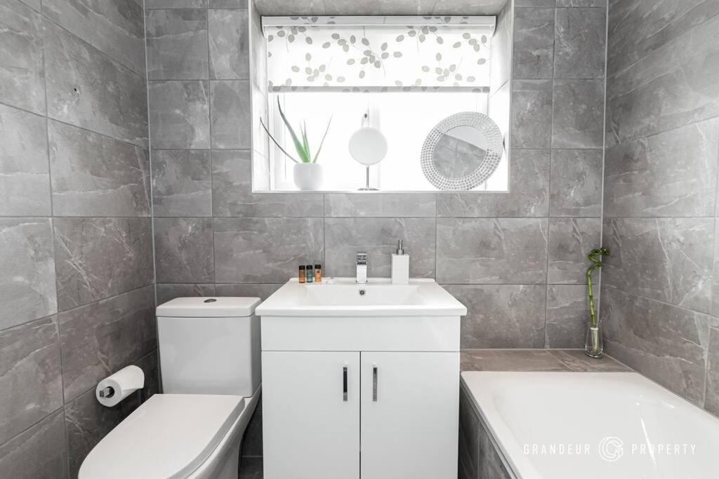 Sarnia Retreat By Grandeur Holiday home