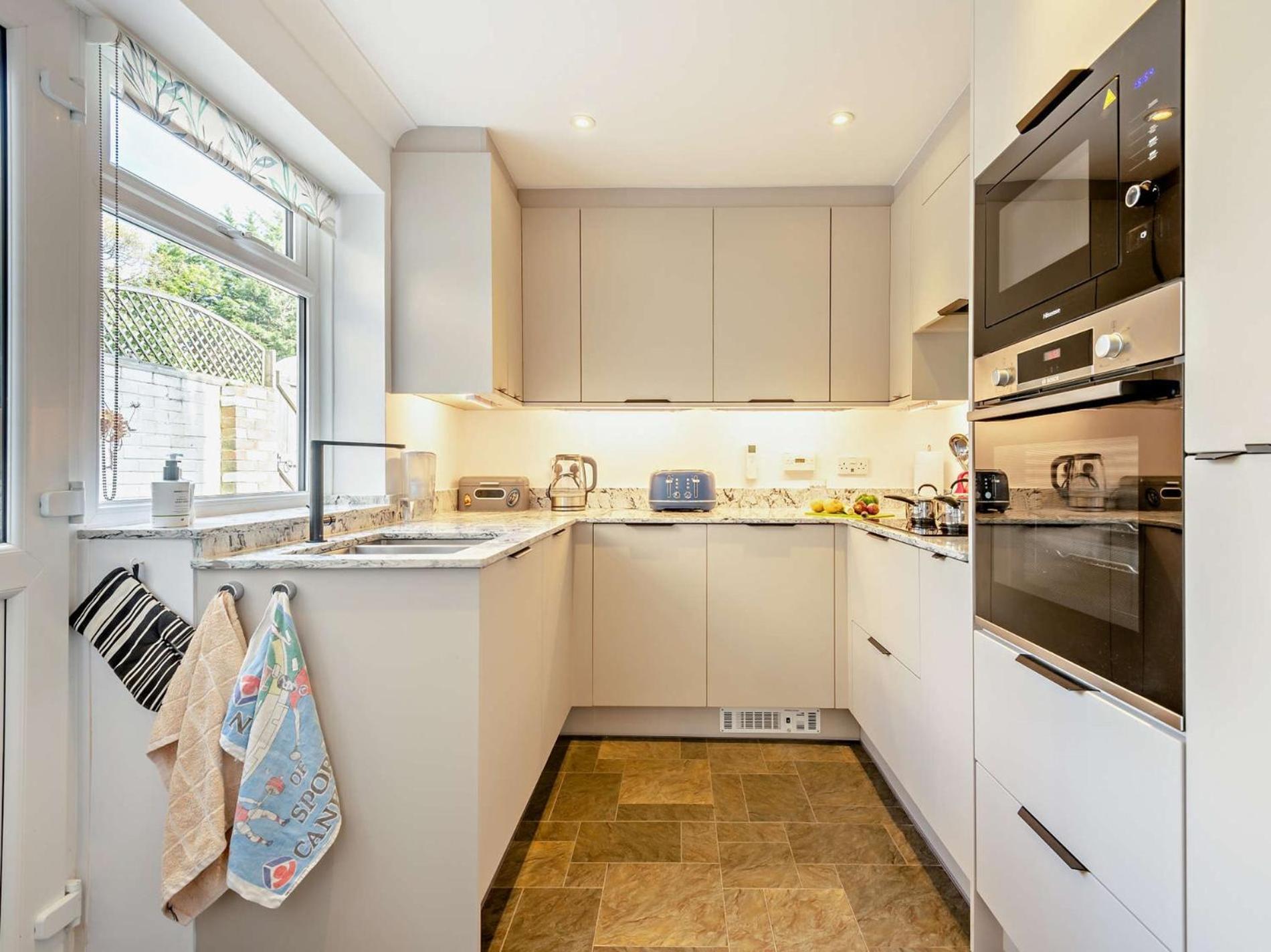 2 Bed In 91757 Poole