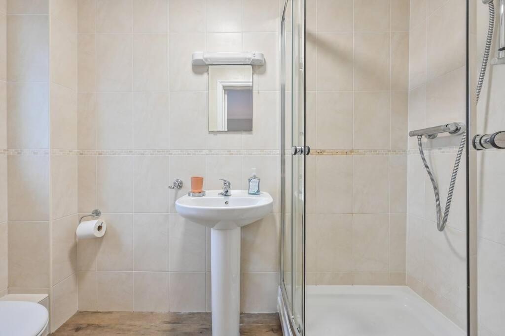 Spacious Sandbanks Near And Bars With Free Parking Apartment *