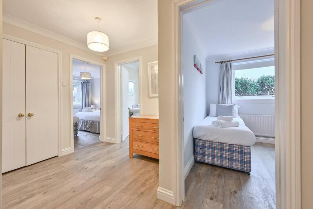 Spacious Sandbanks Near And Bars With Free Parking Apartment