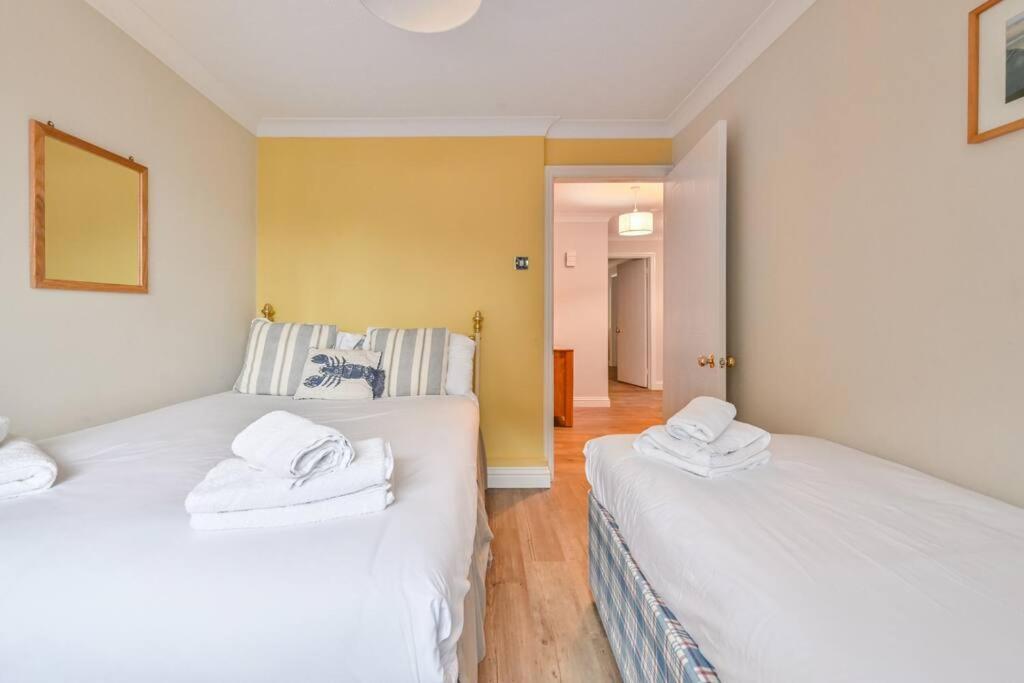 Spacious Sandbanks Near And Bars With Free Parking