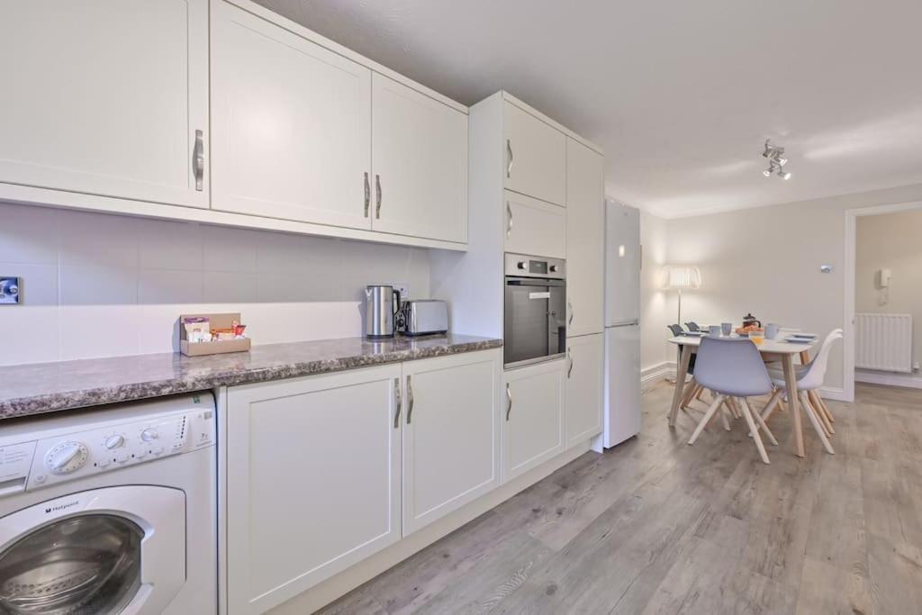 Spacious Sandbanks Near And Bars With Free Parking Apartment *