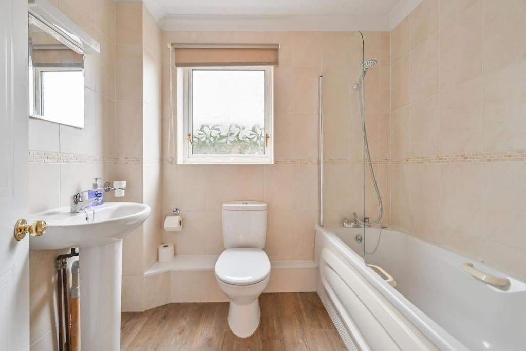 Spacious Sandbanks Near And Bars With Free Parking Poole