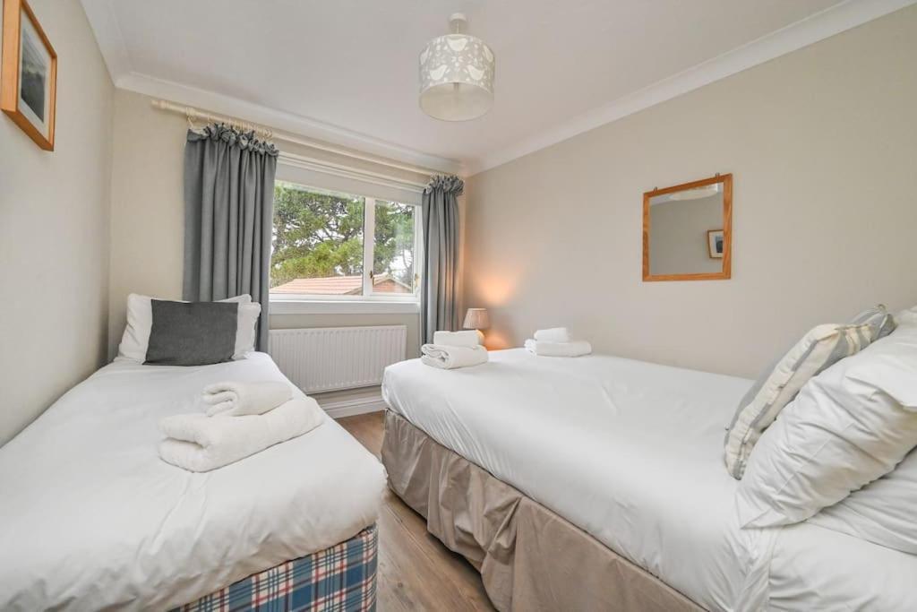 Spacious Sandbanks Near And Bars With Free Parking