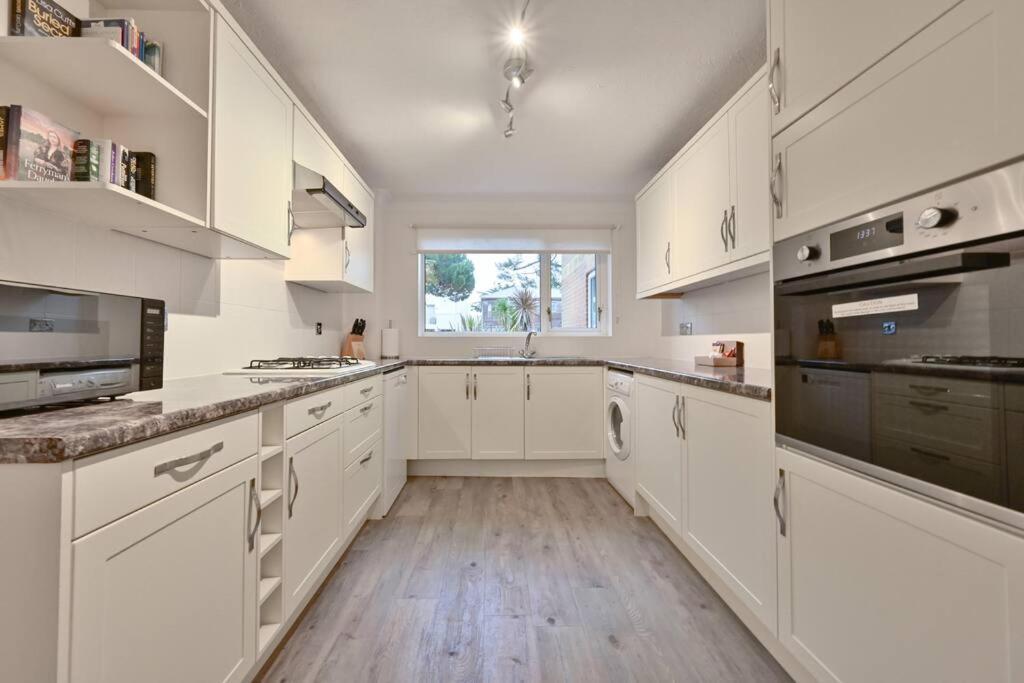 Spacious Sandbanks Near And Bars With Free Parking * Poole