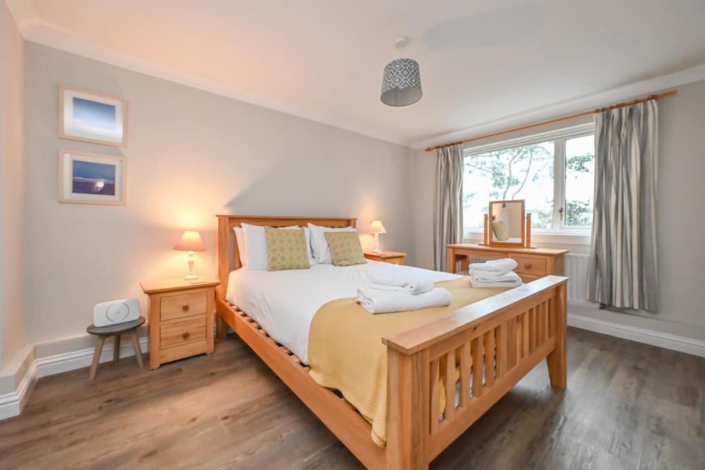 Spacious Sandbanks Near And Bars With Free Parking Apartment