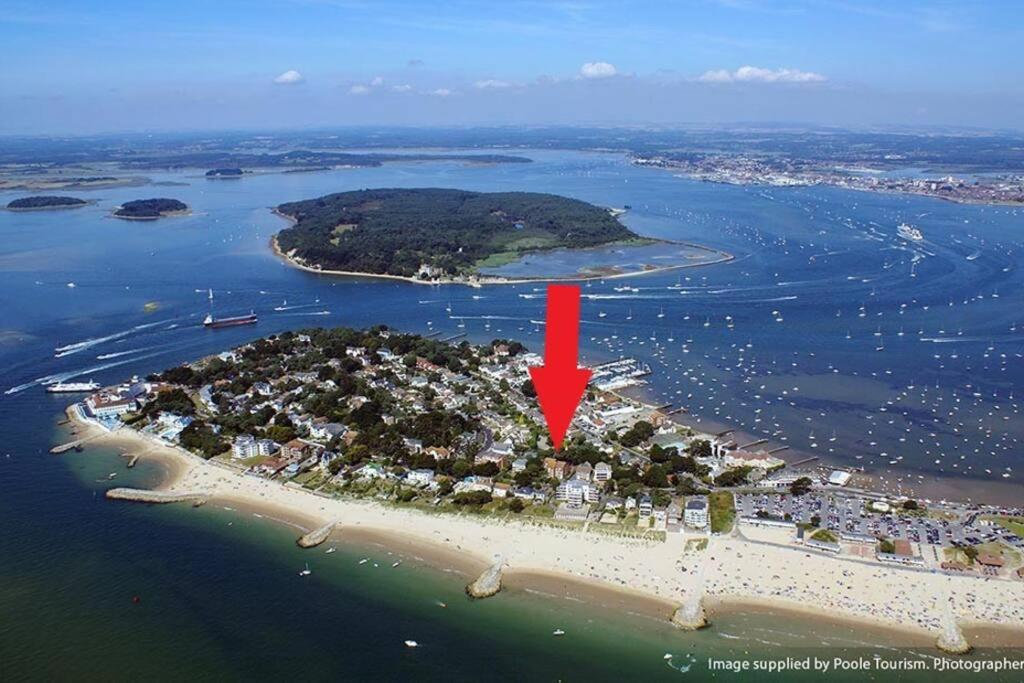 Spacious Sandbanks Near And Bars With Free Parking Apartment