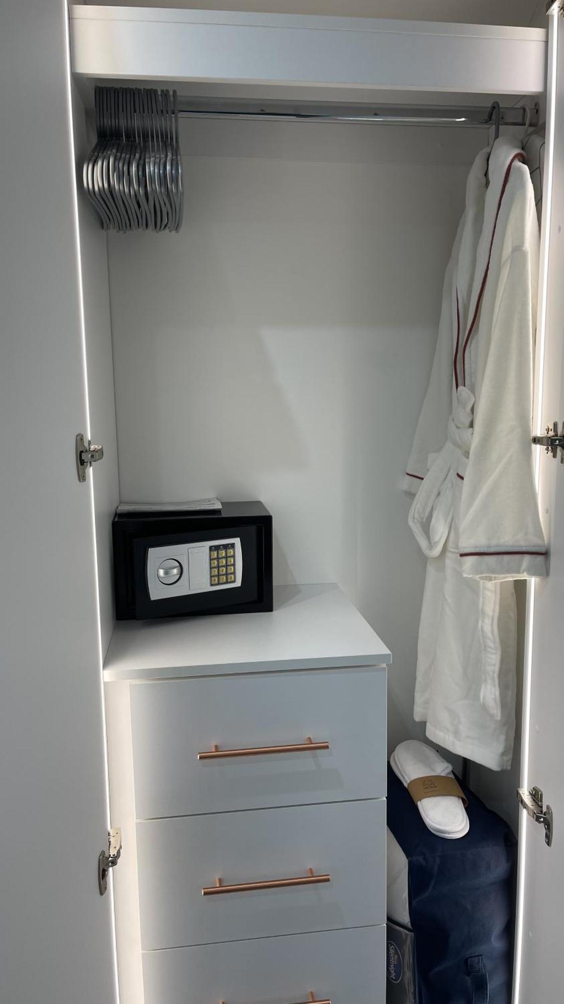 Apartment Private Luxury By The Sea, With A Personal Gym, Hot Tub, And Free Parking! Poole