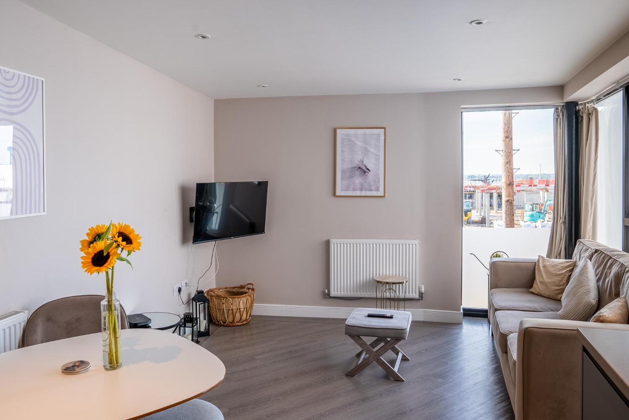 Beautiful Two Bedroom Harbour Side Apartment *