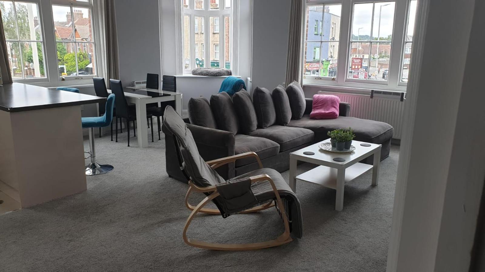 Lovely 2 Bed 2 Bath Flat With Free Parking Apartment *