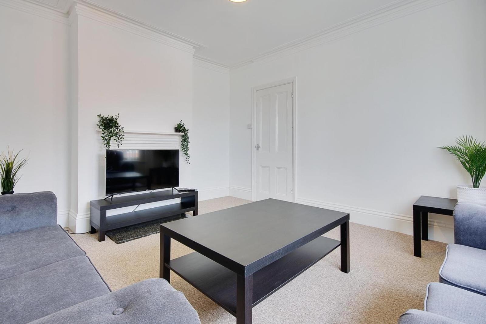 Ashley Road 3 *