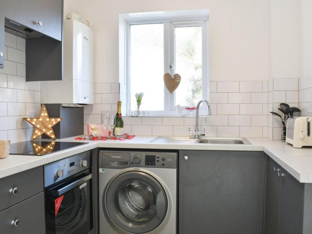 The Sashes - Stylish - Free Parking - Ultrafast Wifi - Smart Tv - Netflix - Sleeps Up To 6! Close To Town Center & Sandbanks & Bournemouth *