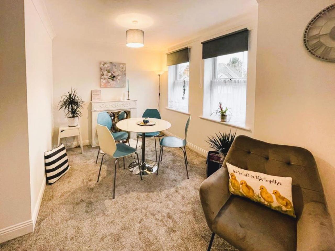 The Sashes - Stylish - Free Parking - Ultrafast Wifi - Smart Tv - Netflix - Sleeps Up To 6! Close To Town Center & Sandbanks & Bournemouth *
