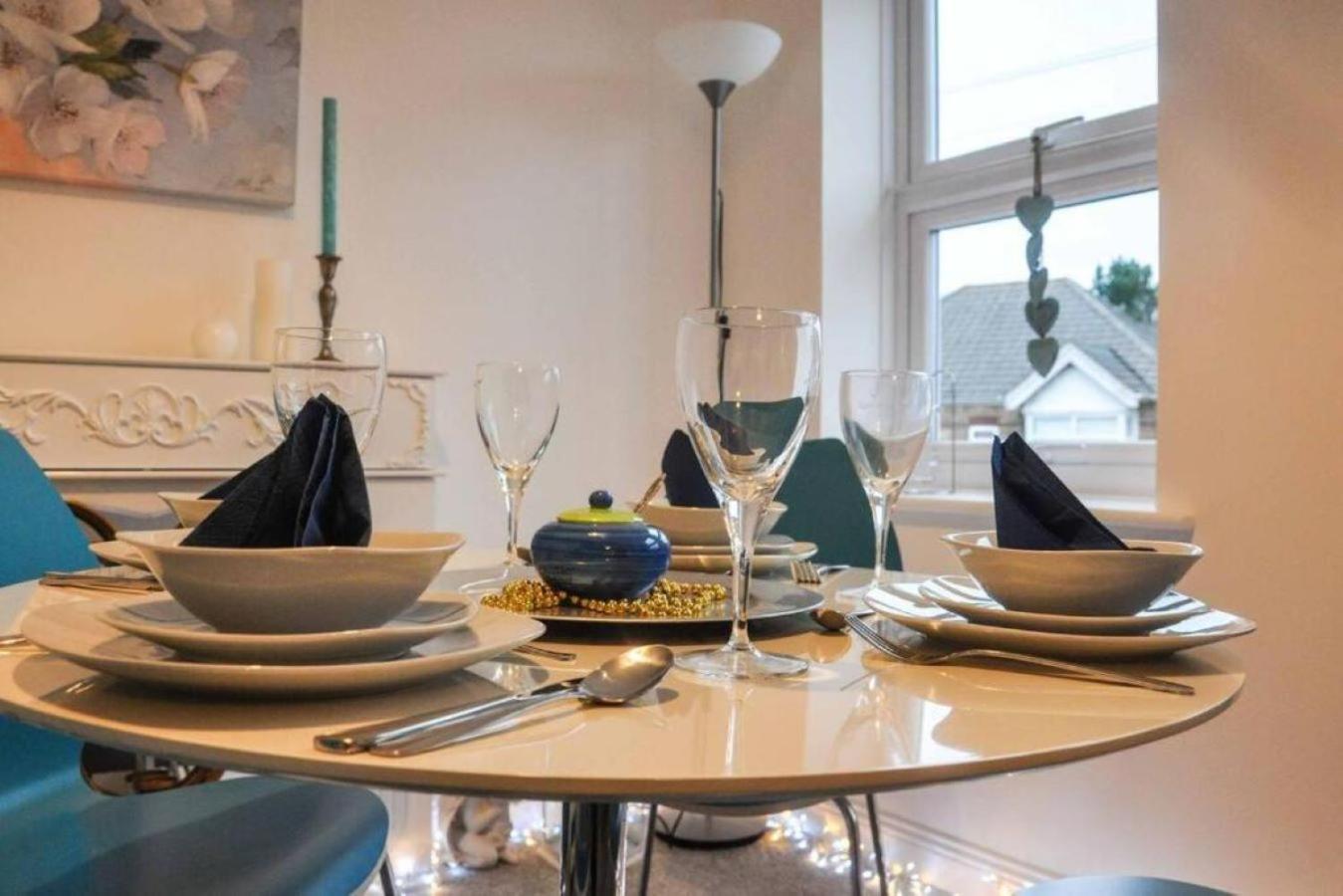 The Sashes - Stylish - Free Parking - Ultrafast Wifi - Smart Tv - Netflix - Sleeps Up To 6! Close To Town Center & Sandbanks & Bournemouth *