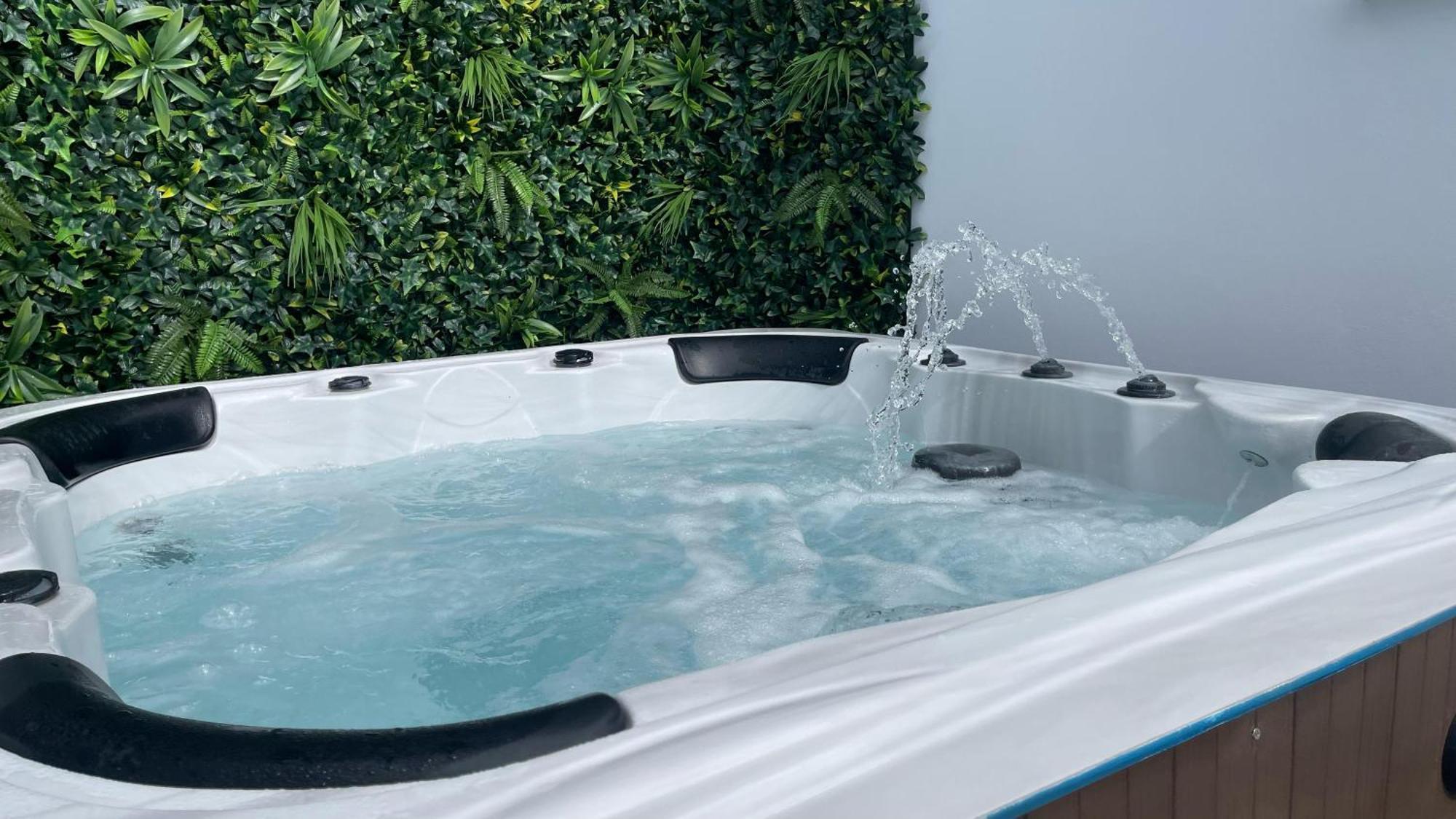 Apartment Private Luxury By The Sea, With A Personal Gym, Hot Tub, And Free Parking!