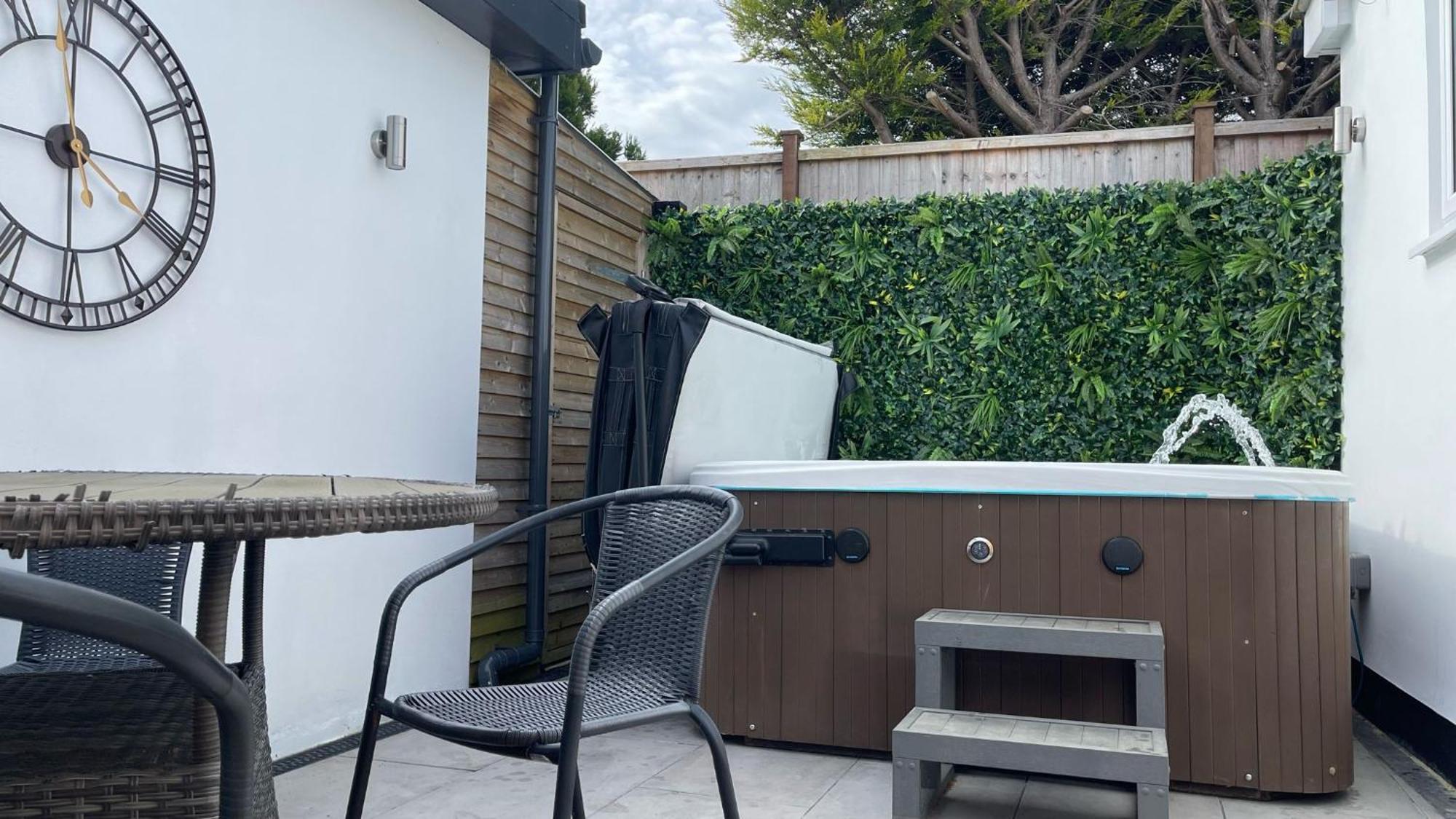 Apartment Private Luxury By The Sea, With A Personal Gym, Hot Tub, And Free Parking!