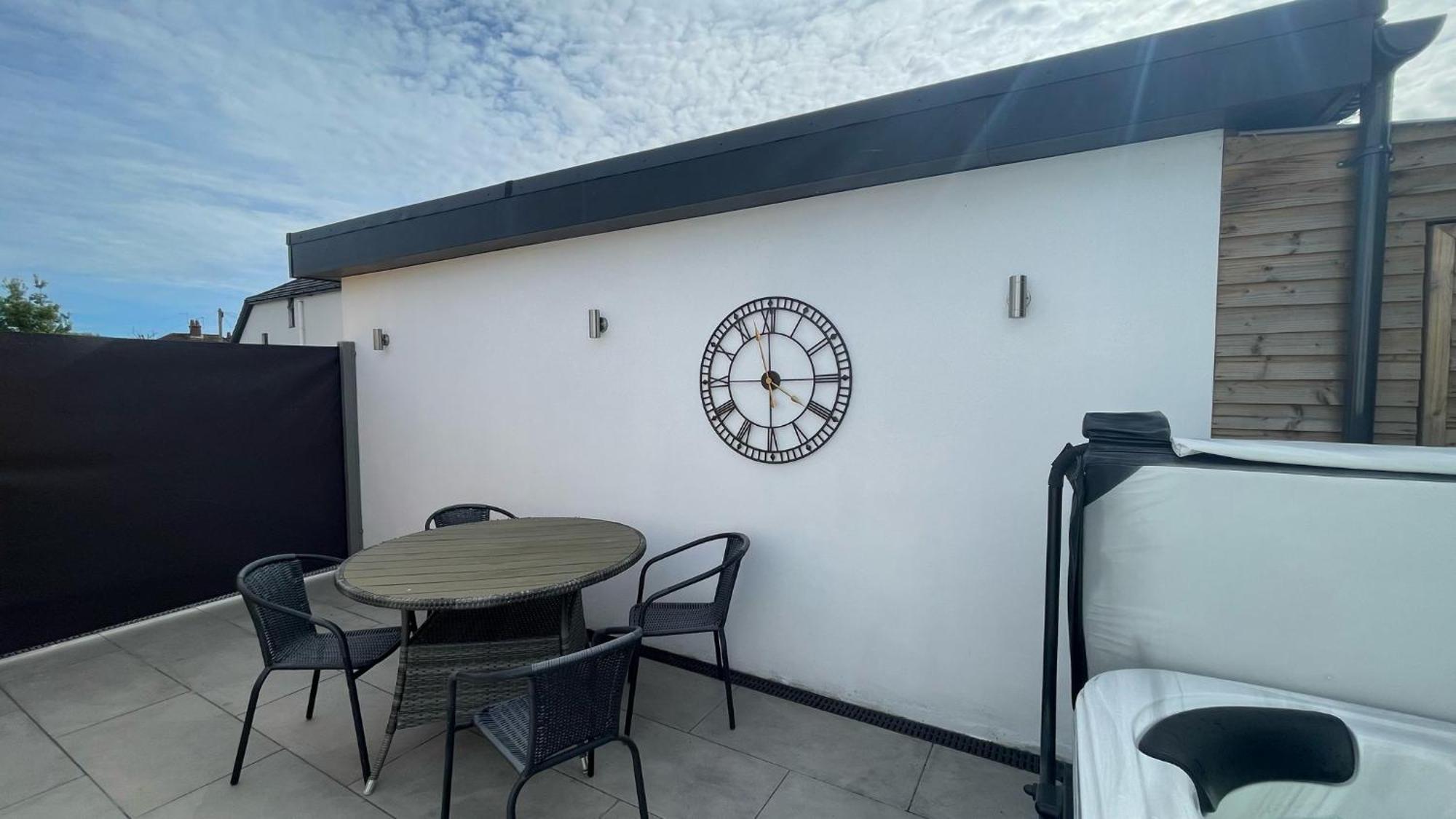 Private Luxury By The Sea, With A Personal Gym, Hot Tub, And Free Parking! Apartment Poole