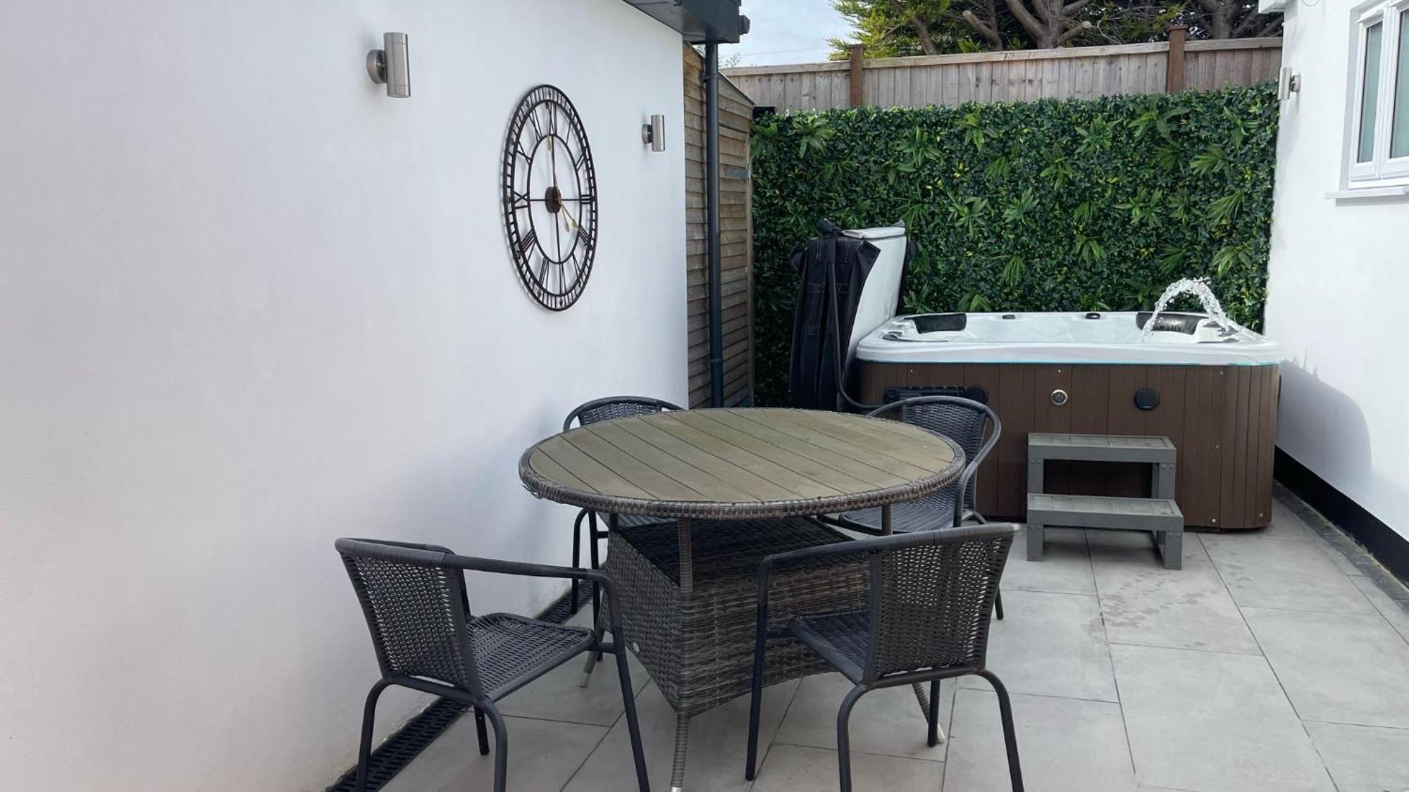 Private Luxury By The Sea, With A Personal Gym, Hot Tub, And Free Parking!