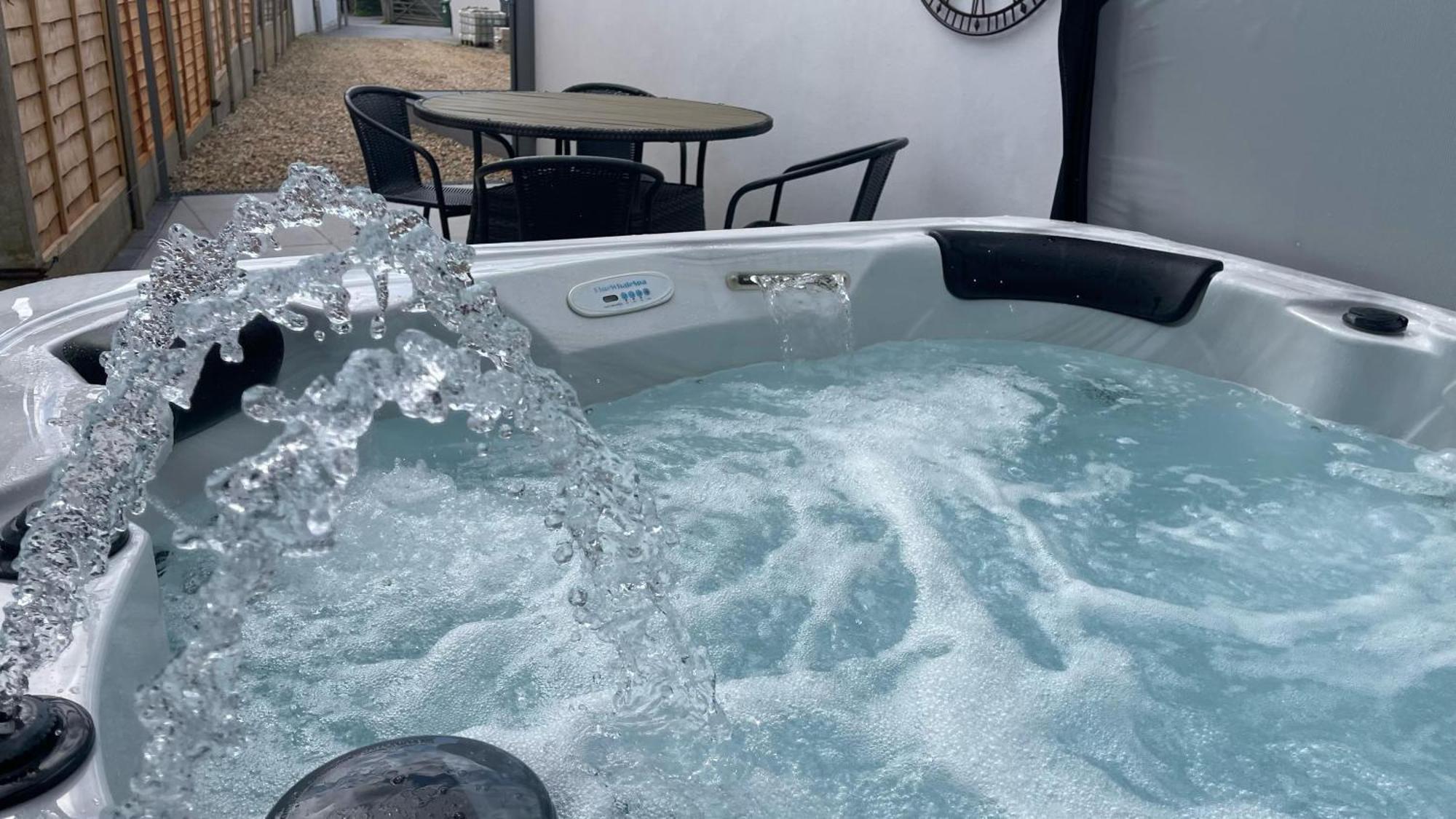 Private Luxury By The Sea, With A Personal Gym, Hot Tub, And Free Parking! Apartment *