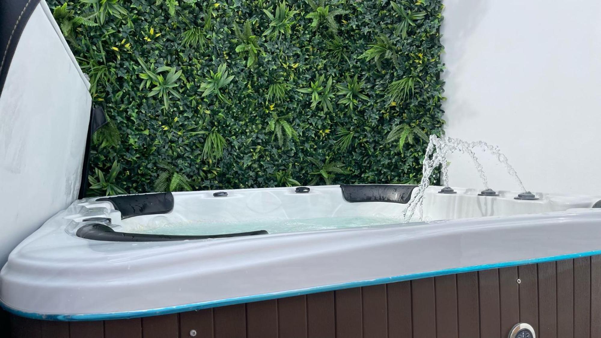 Private Luxury By The Sea, With A Personal Gym, Hot Tub, And Free Parking! *