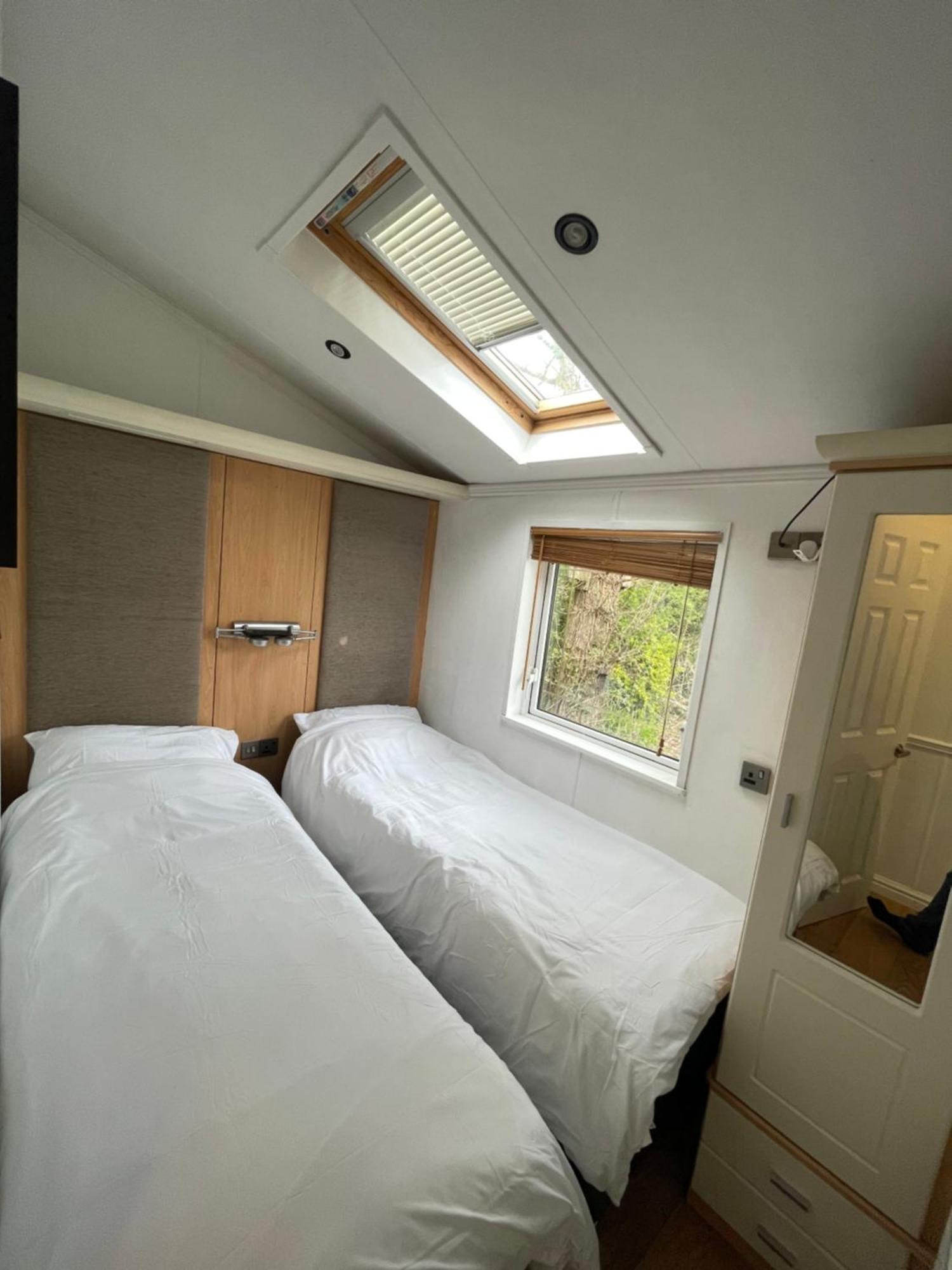 Falcove - 3 Bedroom Luxury Lodge, 5g Wifi, Full Sky Tv, Free Parking & Close To Apartment