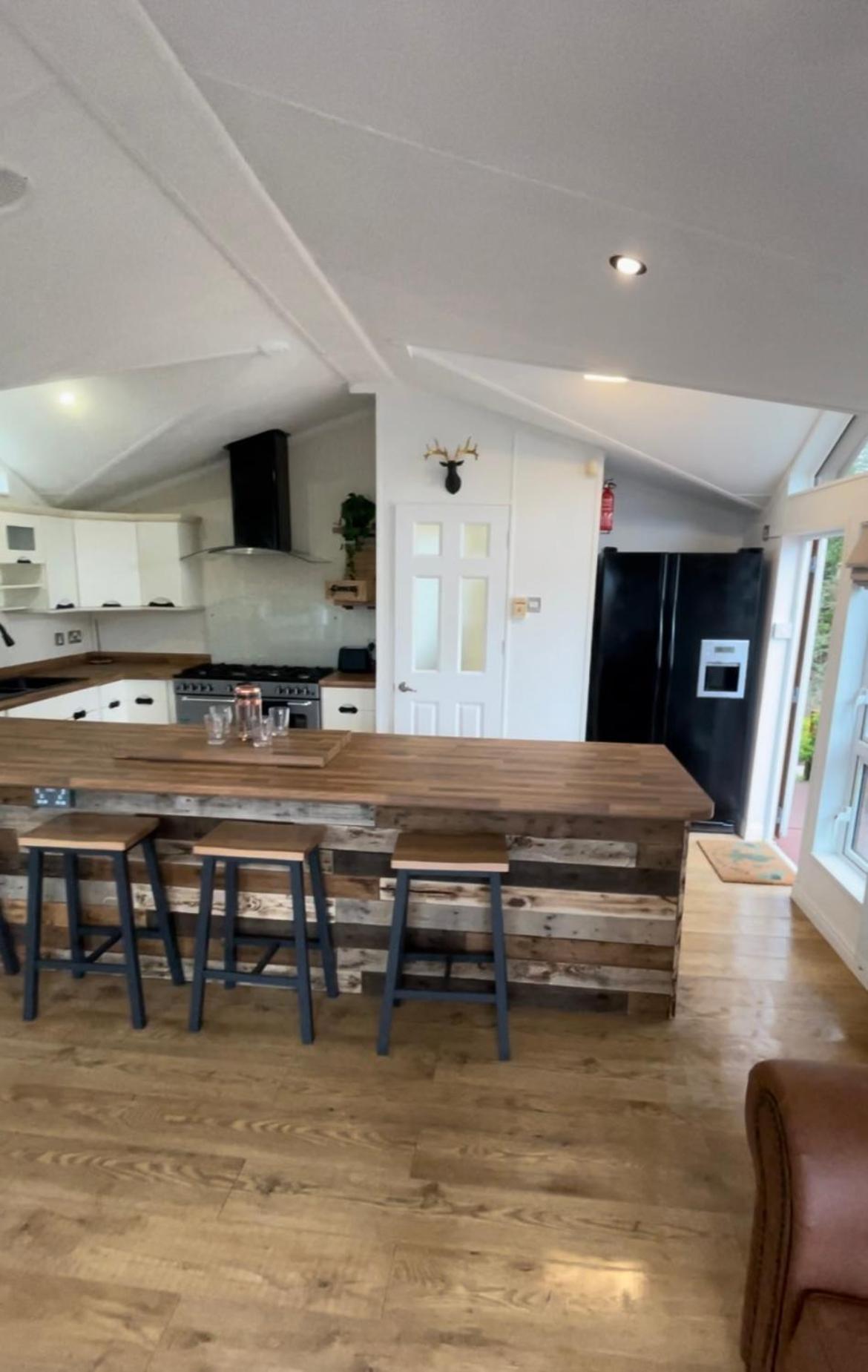 Falcove - 3 Bedroom Luxury Lodge, 5g Wifi, Full Sky Tv, Free Parking & Close To