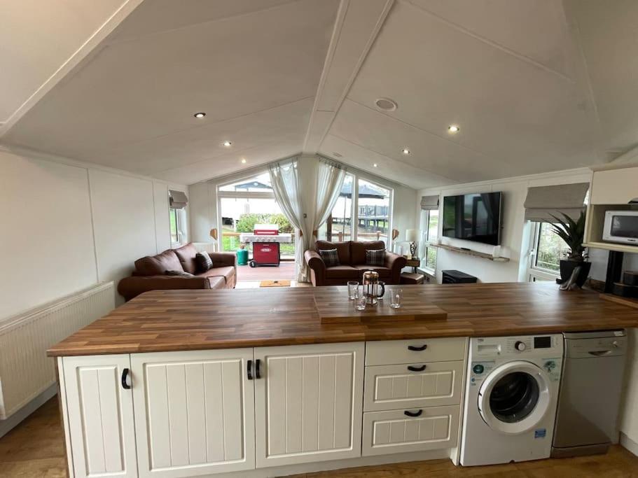 Apartment Falcove - 3 Bedroom Luxury Lodge, 5g Wifi, Full Sky Tv, Free Parking & Close To