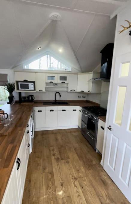 Apartment Falcove - 3 Bedroom Luxury Lodge, 5g Wifi, Full Sky Tv, Free Parking & Close To Poole