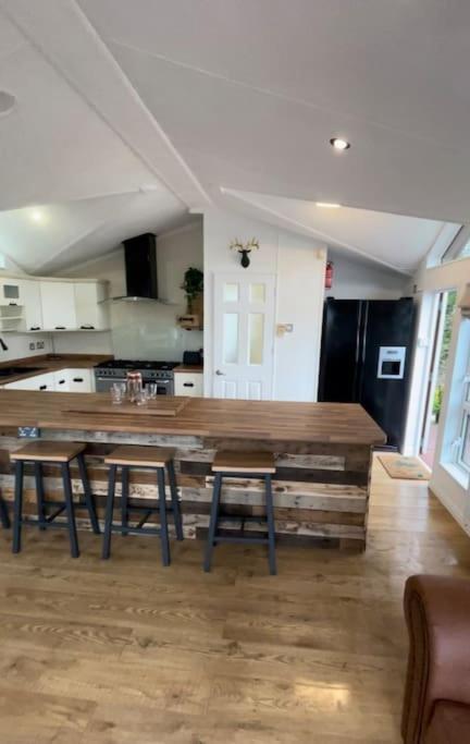 Apartment Falcove - 3 Bedroom Luxury Lodge, 5g Wifi, Full Sky Tv, Free Parking & Close To *