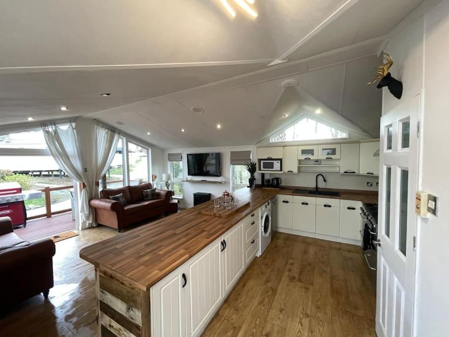 Falcove - 3 Bedroom Luxury Lodge, 5g Wifi, Full Sky Tv, Free Parking & Close To *