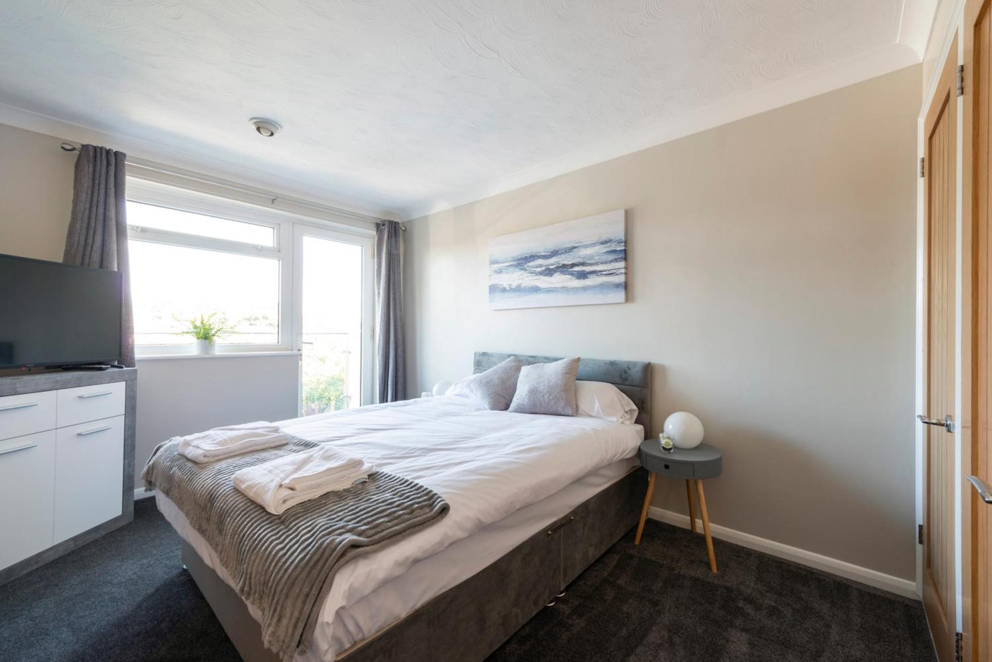 5 Bedroom Detached House *