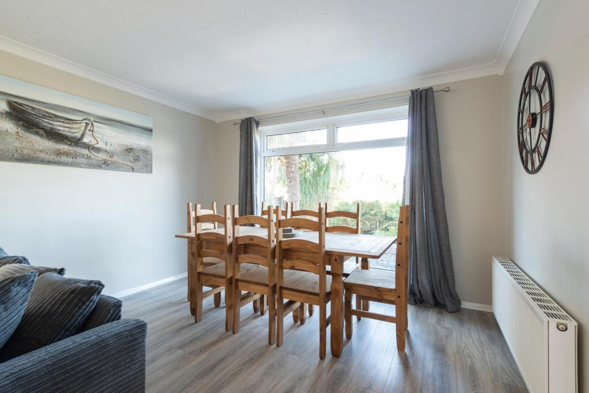 5 Bedroom Detached House *
