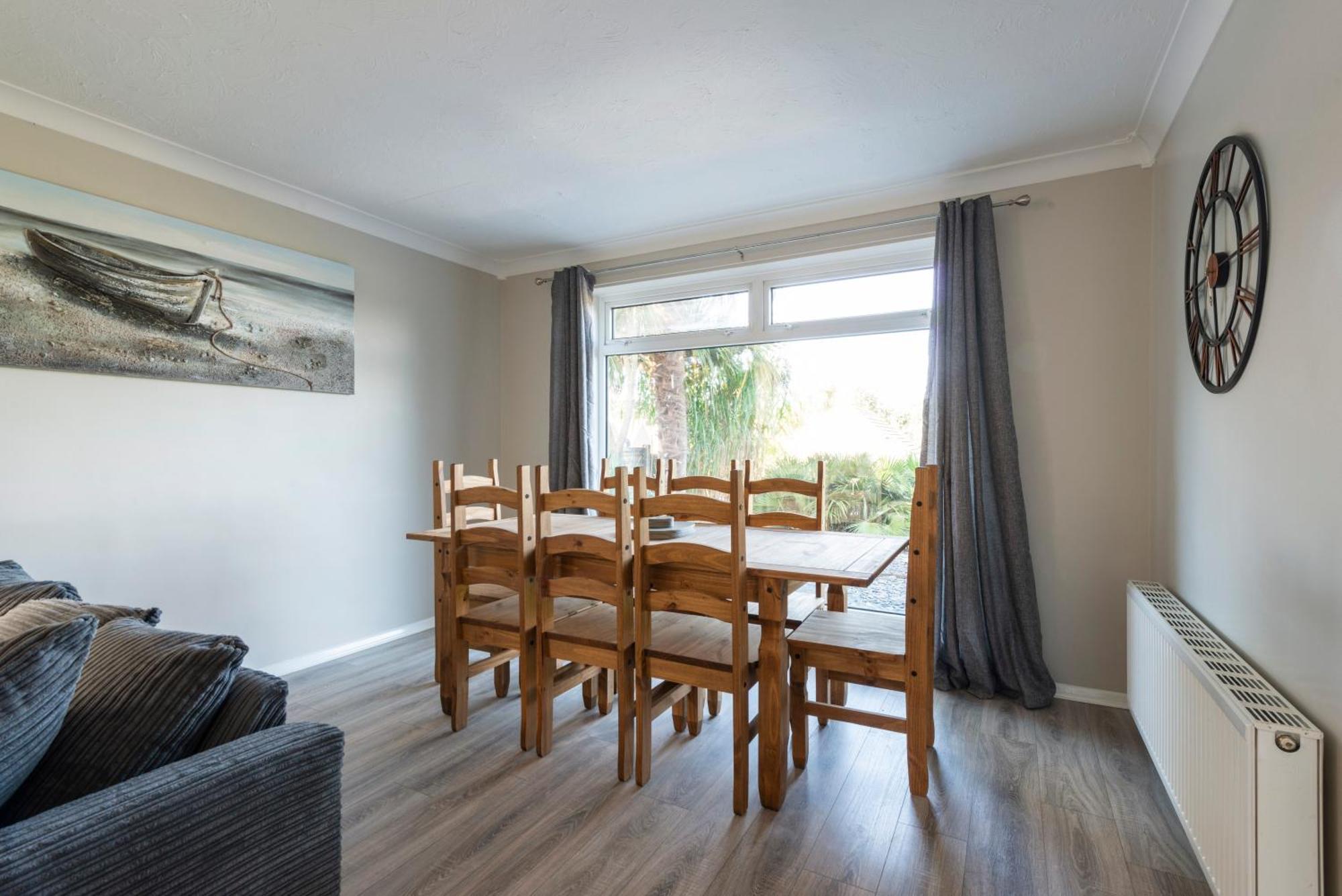 5 Bedroom Detached House *