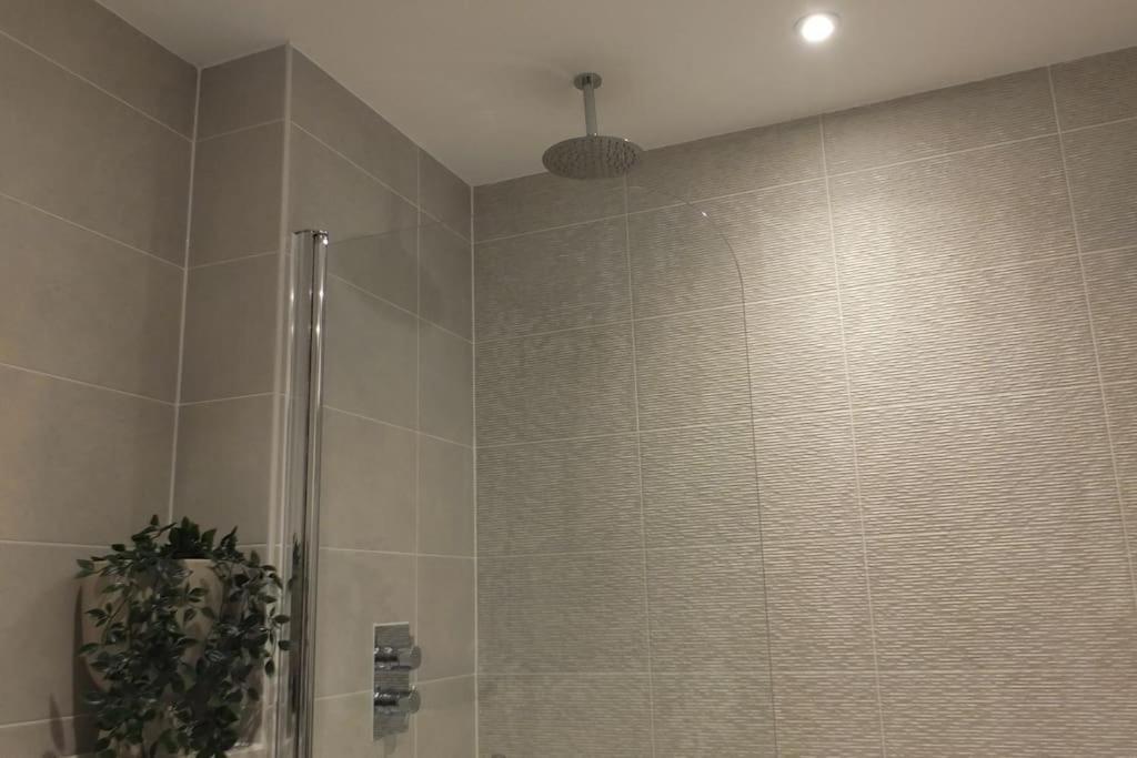 Entire Prestige In Quay - Free Parking, Fast Wifi, Smart Tv & Netflix Apartment *